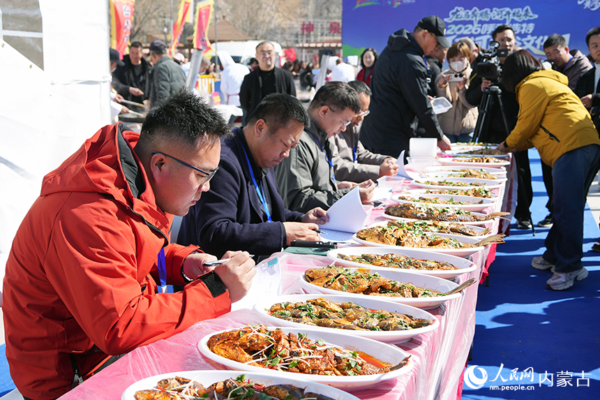 评委对炖鱼争霸赛的作品进行打分。人民网记者 赵梦月摄