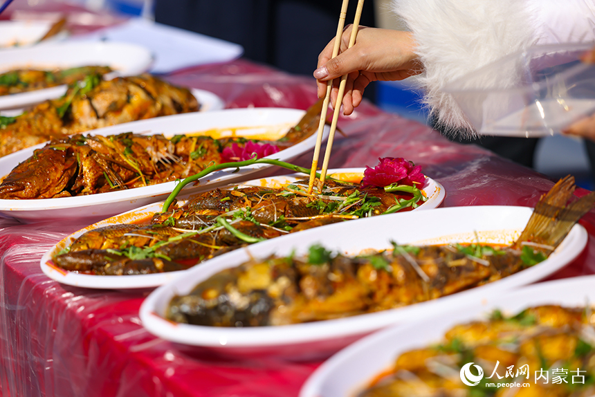 托县炖鱼香飘四溢。托克托县委宣传部供图