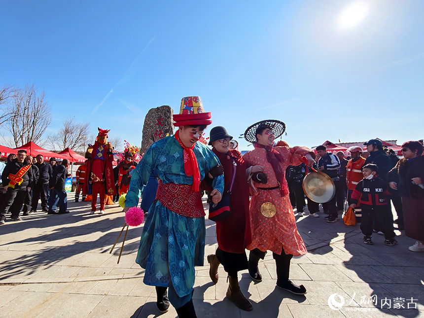 演员与观众现场互动。人民网记者 赵梦月摄