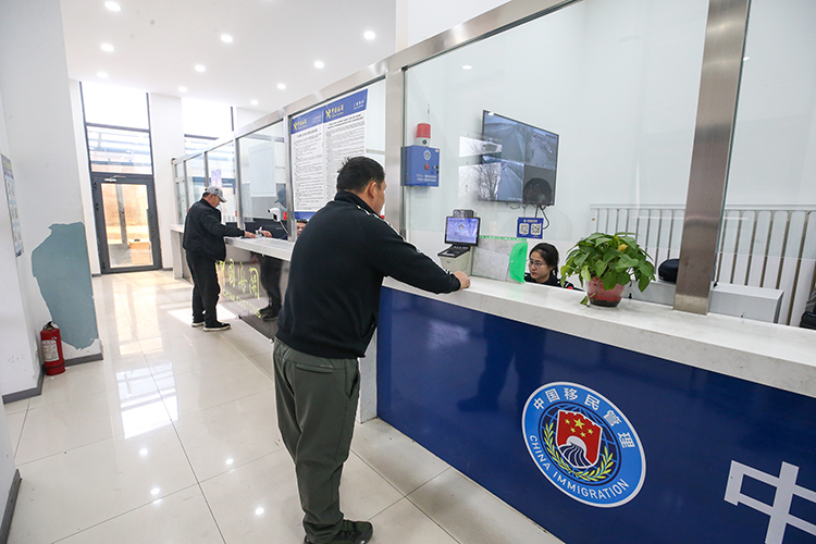 八座以下小车司机在“一体化”联合查验室办理通关手续