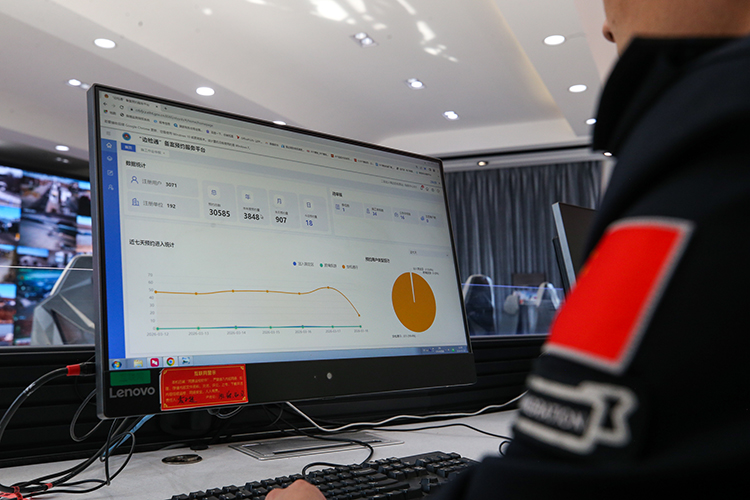 二连出入境边防检查站执勤民警正在使用“边检通”备案预约服务平台处理通关业务。郭鹏杰摄
