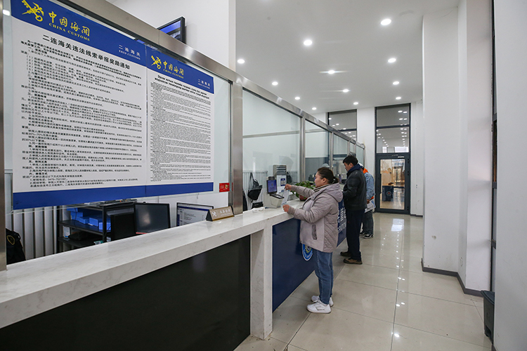 八座以下小车司机在“一体化”联合查验室办理通关手续。郭鹏杰摄