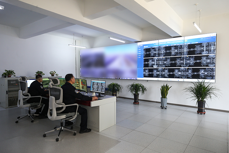 二连出入境边防检查站执勤民警使用“360度光学”通过式车体检查设备对通关列车进行查验。郭鹏杰摄