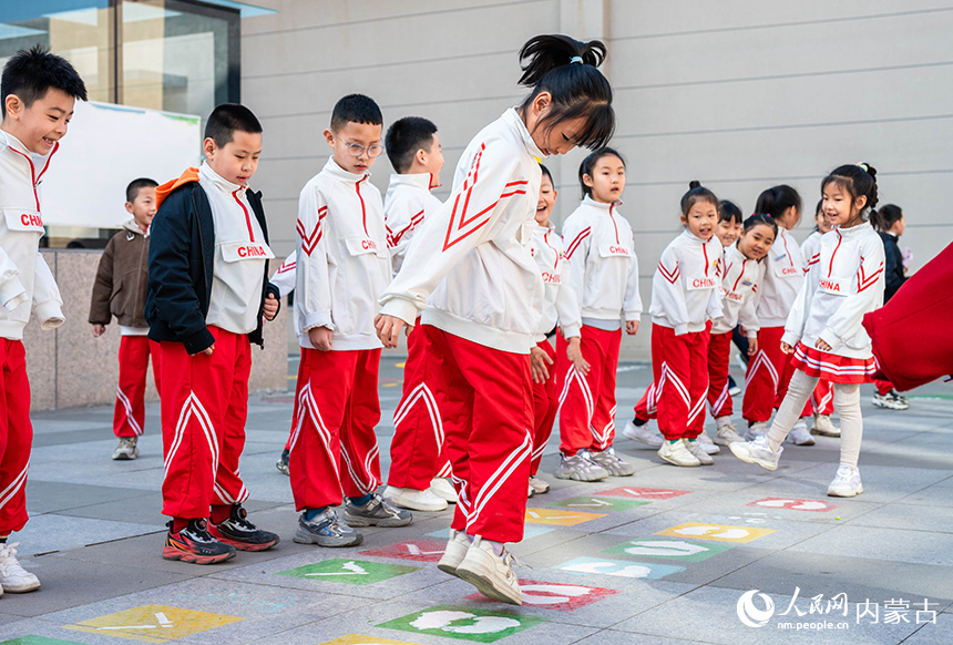 呼和浩特市南马路小学新华西街校区的学生在15分钟课间玩跳方格游戏。丁根厚摄