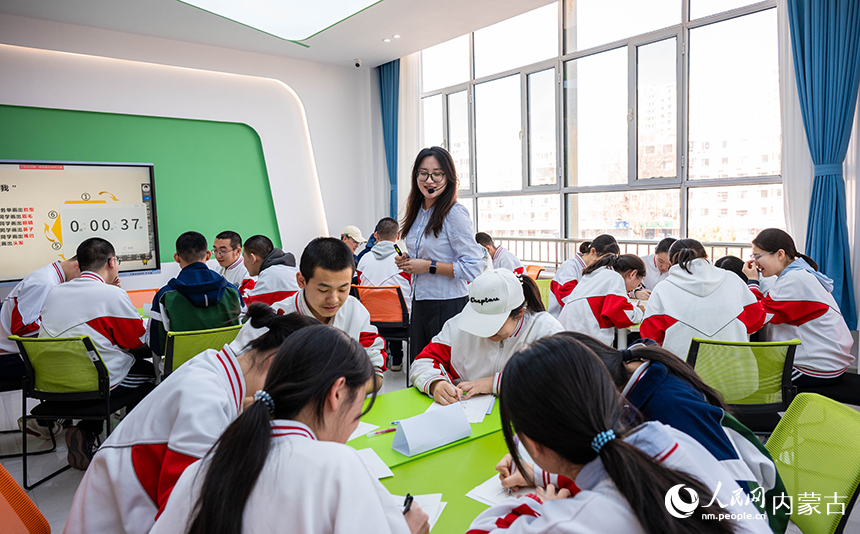 呼和浩特市第一中学学生正在上心理健康教育课。丁根厚摄