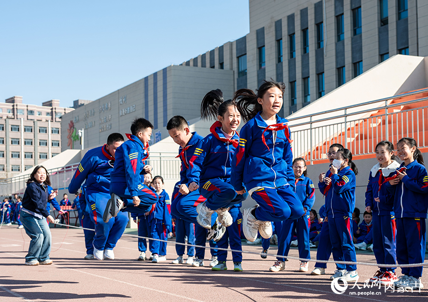 呼和浩特市南马路小学新华西街校区的师生在15分钟课间玩跳长绳。丁根厚摄