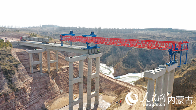 近日,内蒙古“四横十二纵”综合立体交通主骨架中的S26纳日松至长滩(龙口)高速公路石兰会沟大桥T梁顺利完成架设。自治区交通运输厅供图