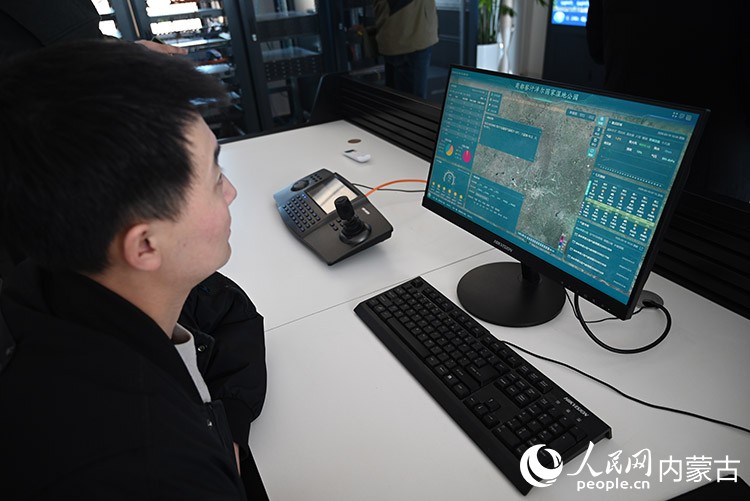 商都县湿地保护中心工作人员正在监测湿地情况。人民网记者 刘艺琳摄