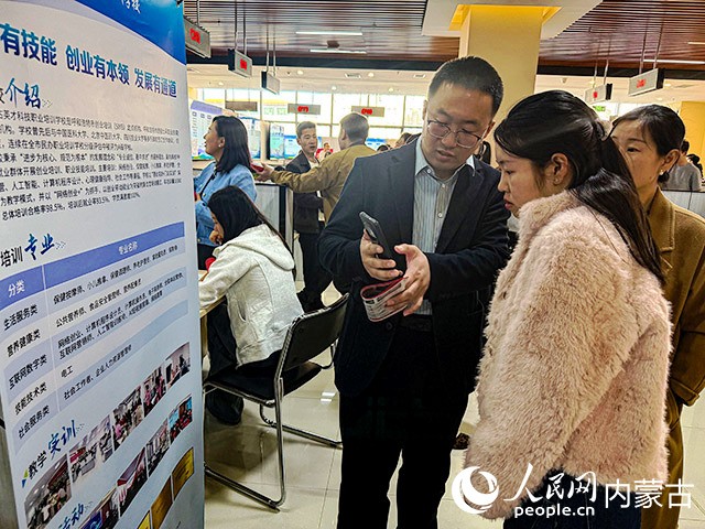 “助力实施‘乐业青城’计划・政协委员在行动”招聘活动现场，企业招聘人员和求职者在交流。人民网记者 张力洋摄