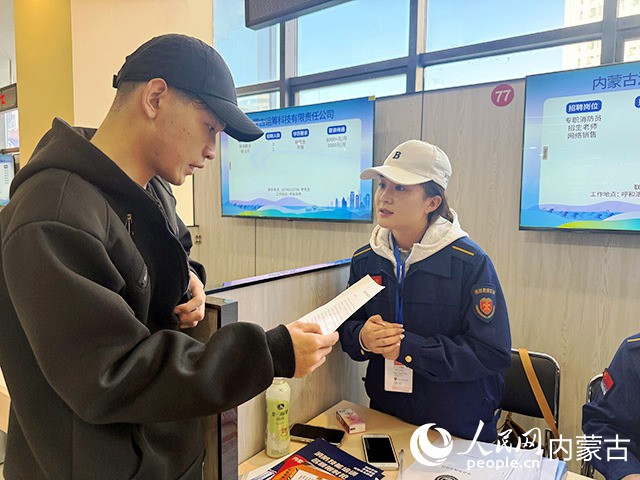 “助力实施‘乐业青城’计划・政协委员在行动”招聘活动现场，企业招聘人员和求职者在交流。人民网记者 张力洋摄