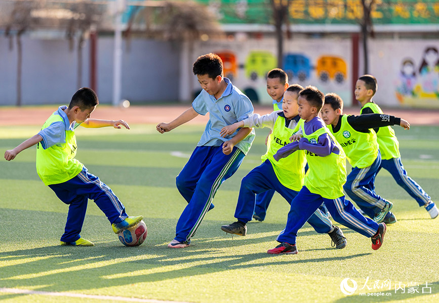 3月26日，呼和浩特市玉泉区通顺街小学足球社团的学生在进行分组对抗赛。丁根厚摄