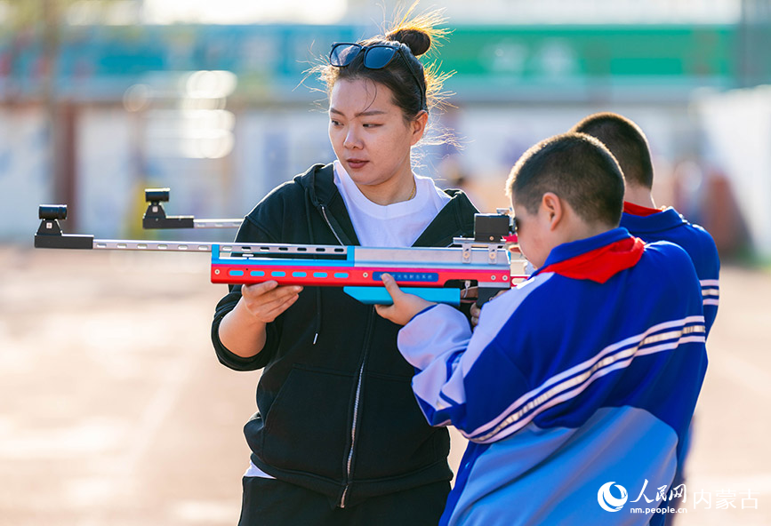 3月26日，呼和浩特市玉泉区通顺街小学射击社团的学生在教练的指导下进行据枪稳定性训练。丁根厚摄