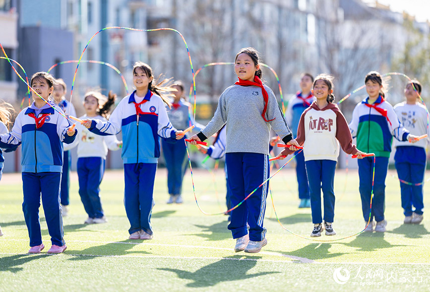 3月26日，呼和浩特市玉泉区通顺街小学的学生在参加跳绳社团活动。丁根厚摄