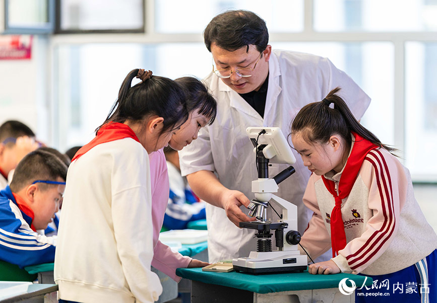 3月26日，呼和浩特市玉泉區通順街小學的學生在參加科學實驗社團活動。丁根厚攝