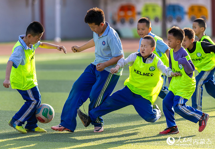 3月26日，呼和浩特市玉泉区通顺街小学足球社团的学生在进行分组对抗赛。丁根厚摄