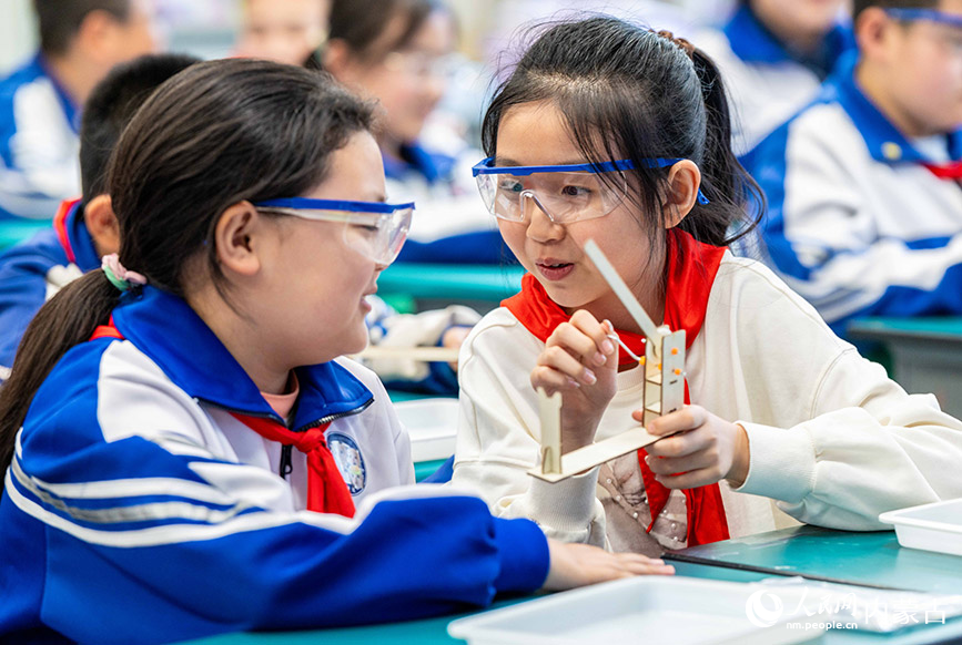 3月26日，呼和浩特市玉泉区通顺街小学的学生在参加科学实验社团活动。丁根厚摄
