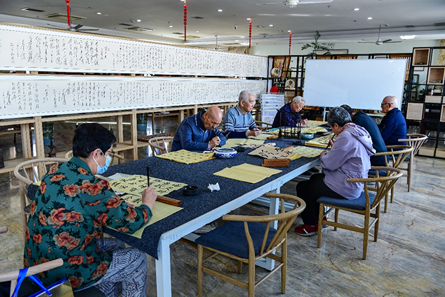 书画活动区练书法。张启民摄