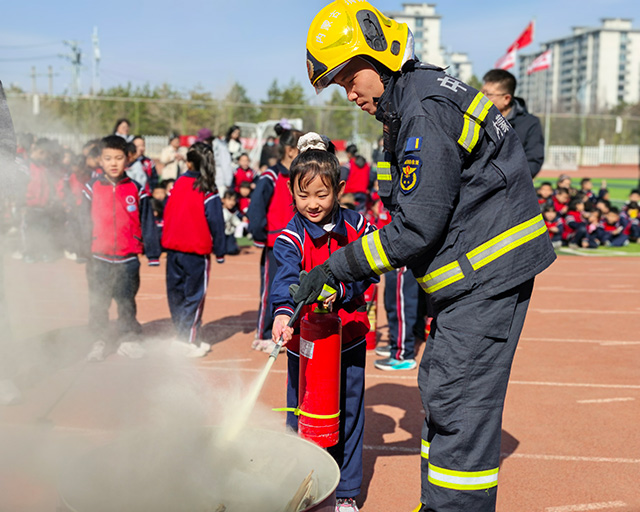 消防宣传通过理论授课、疏散演练、器材实操等形式，覆盖师生万余人。