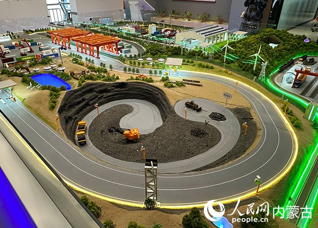 展厅内，正在演示自动驾驶跨境运输。实习生 李安雪摄
