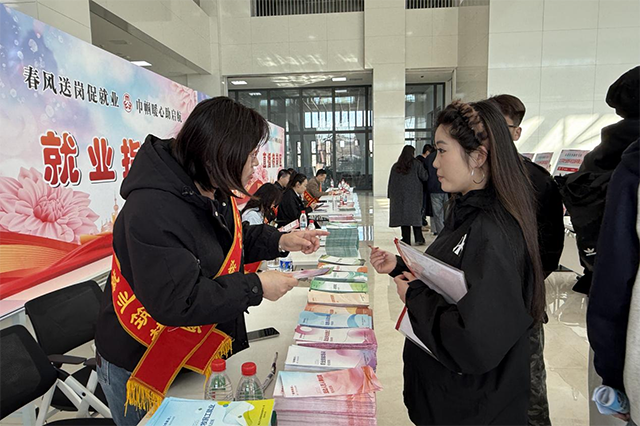求职者杨婉婷向工作人员咨询就业方向。王虹燃摄