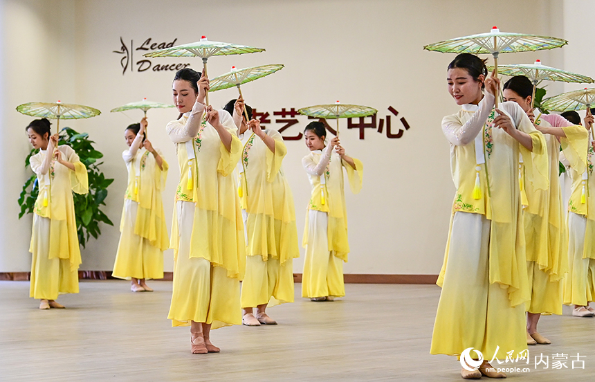 学员在结业汇报演出中表演古典舞《戏雨》。王正摄