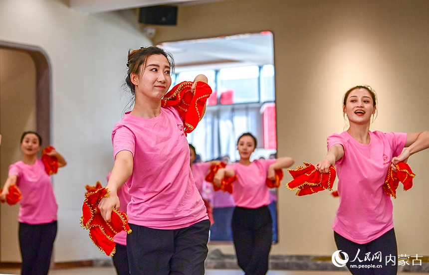 学员在结业汇报演出中表演少儿舞蹈《农家小女孩》。王正摄