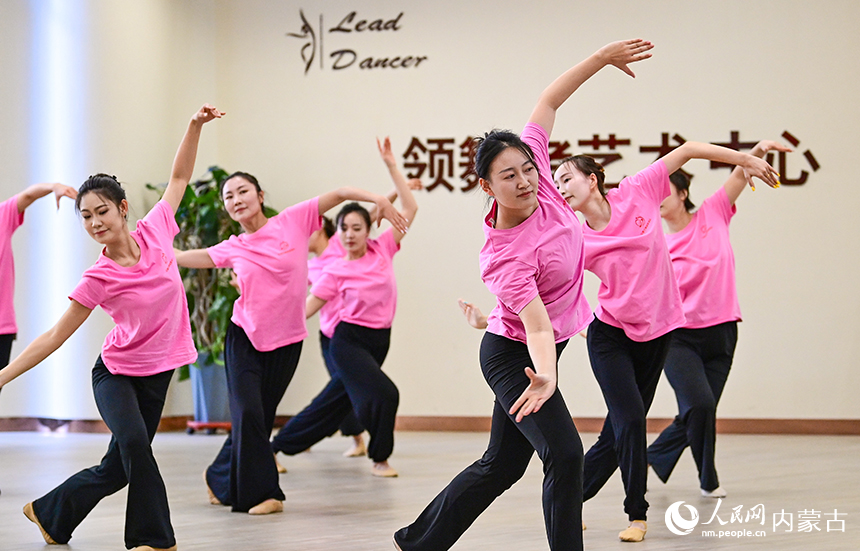 学员在结业汇报演出中表演蒙古舞《奔腾的海骝马》。王正摄