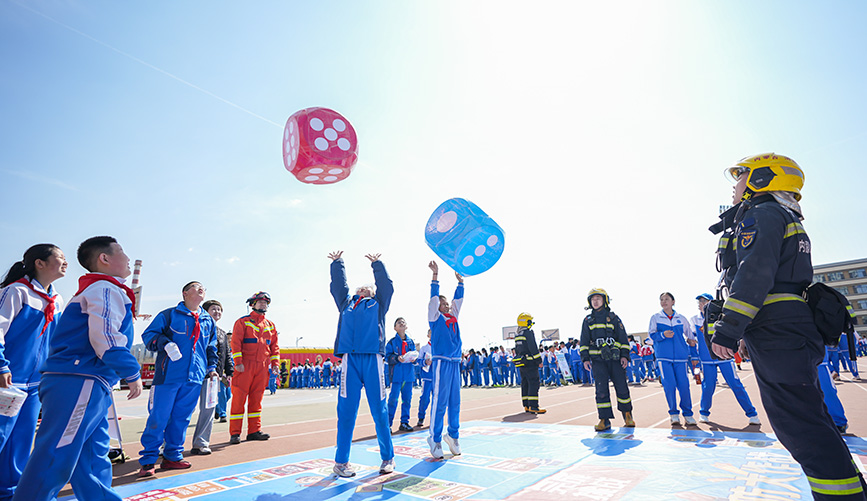 学生在消防知识闯关环节里掷骰子