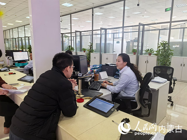 居民在房产交易中心咨询工作人员具体政策。实习生 邬晴摄