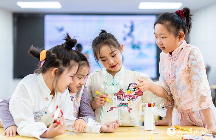 呼和浩特市玉泉区清泉街小学清明节主题活动现场，学生们在彩绘传统沙燕风筝。丁根厚摄