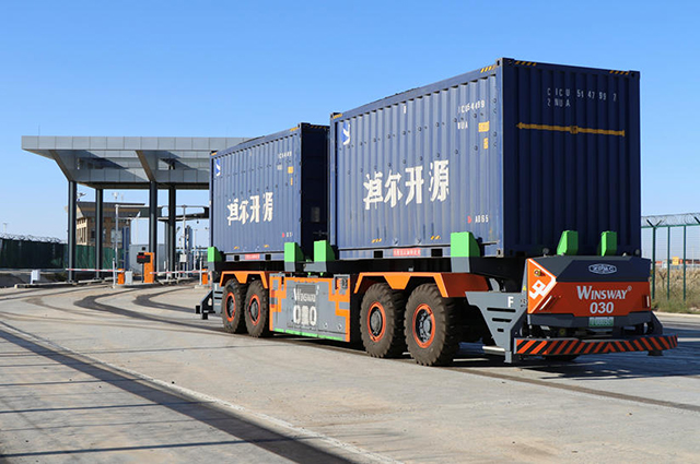 跨境AGV運輸車從甘其毛都口岸通關。徐四方攝
