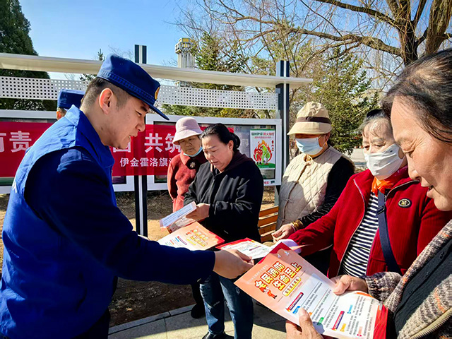 发放宣传海报，以案示警、以图释理，增强群众消防安全意识和自防自救能力