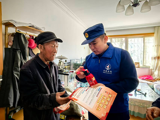 消防宣传人员开展敲门入户行动