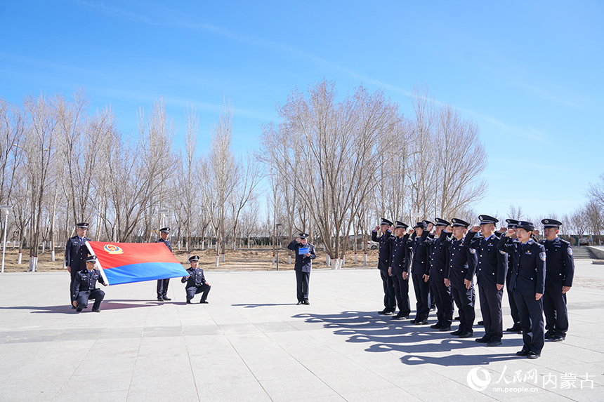 二连出入境边防检查站移民管理警察在革命烈士纪念碑前重温入警誓词。杨金烨摄