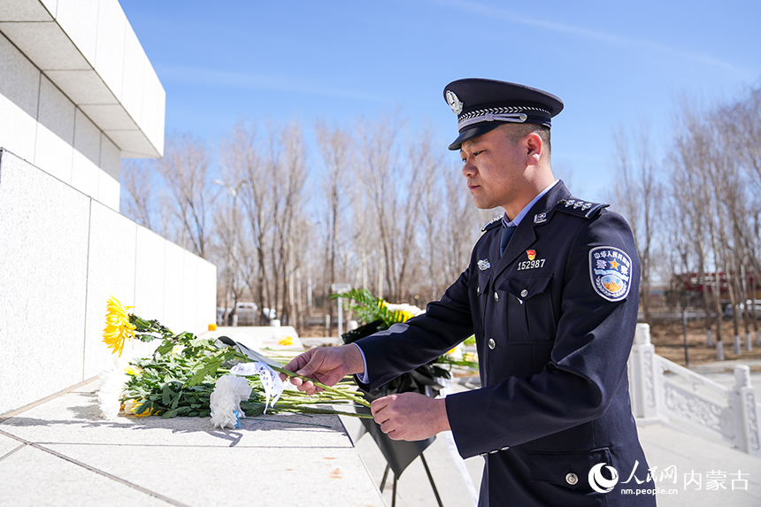 二连出入境边防检查站移民管理警察向革命烈士纪念碑敬献白花。杨金烨摄