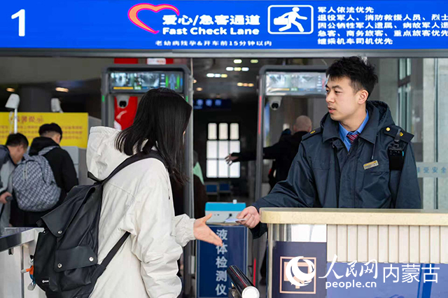 清明假期，呼和浩特火车站开设爱心急客通道，为重点旅客提供便捷出行服务。自治区交通运输厅供图