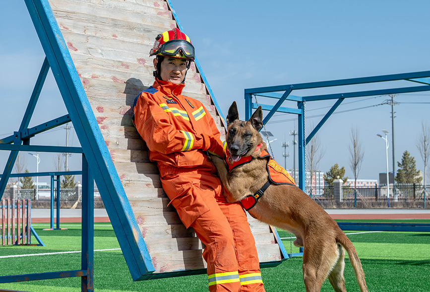 训导员与搜救犬