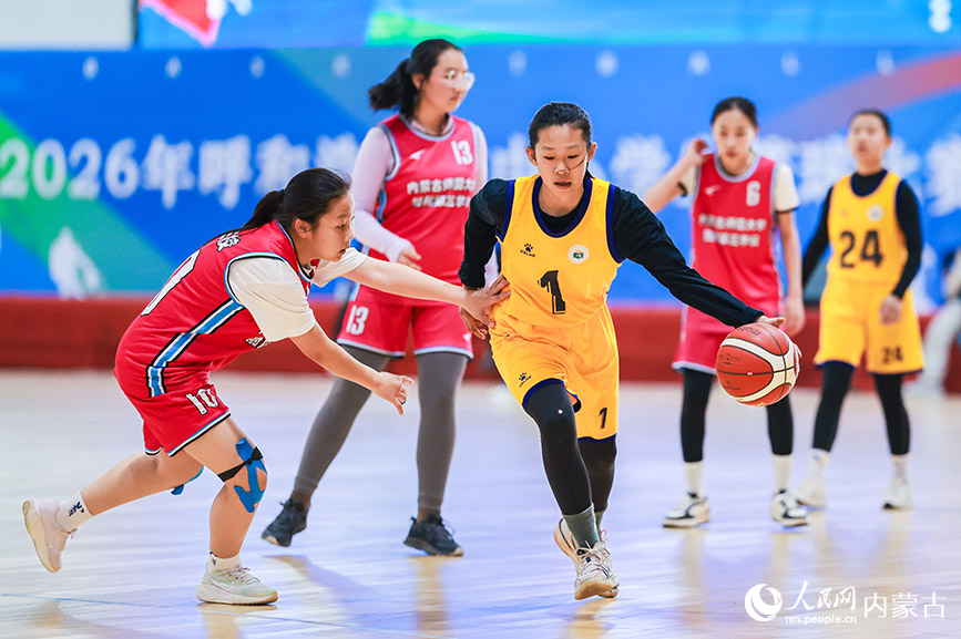 4月9日,呼和浩特市新城区东门外小学队球员在小学女子组比赛中运球突破。丁根厚摄