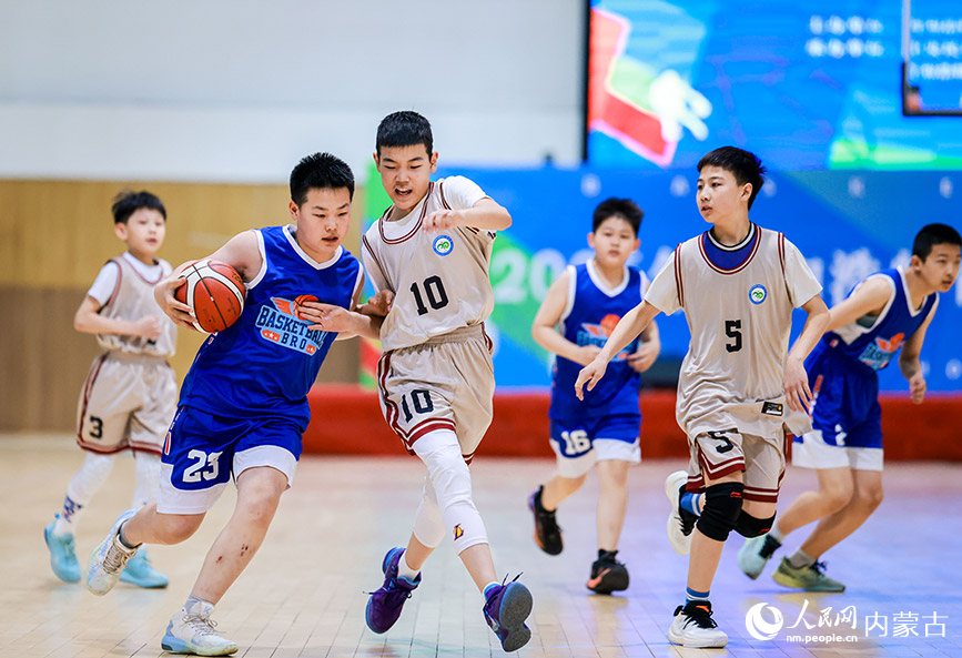 4月9日,小球员在呼和浩特市中小学生篮球比赛小学男子组比赛中。丁根厚摄