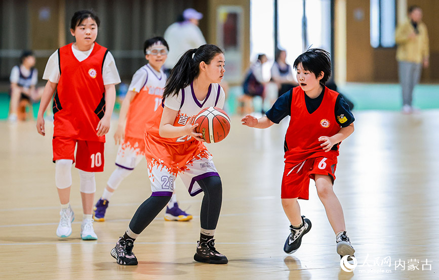 4月9日，小球员在呼和浩特市中小学生篮球比赛小学女子组比赛中。丁根厚摄