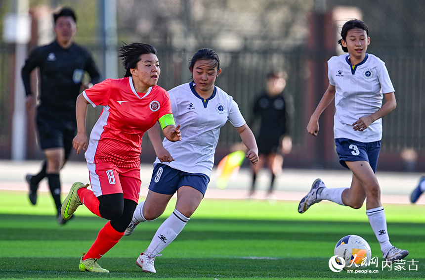 呼和浩特市第四十三中学队球员刘姣卉(左)在初中女子组比赛中拼抢。王正摄