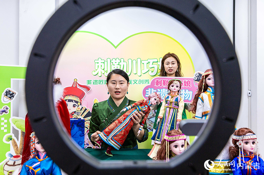 呼和浩特市玉泉区妇联“村播妇女小组”的创业者通过直播平台推广销售“敕勒川巧娘”手工布艺娃娃摆件。丁根厚摄