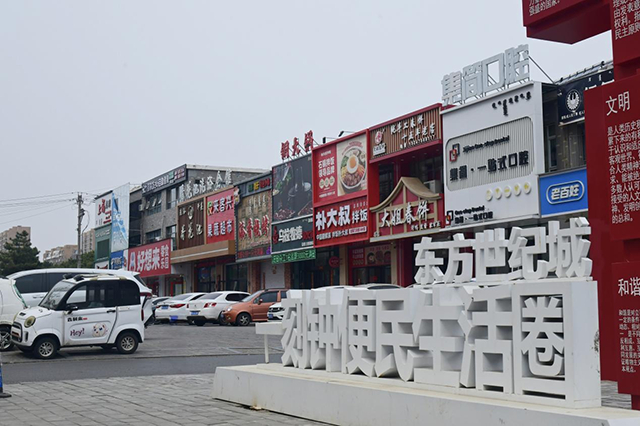 一刻钟便民生活圈内店铺林立。邵南摄