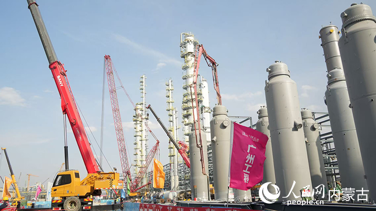内蒙古荣信化工80万吨烯烃项目建设现场,远处是林立的烯烃分离塔群。受访单位供图