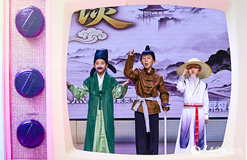 学生在美育节主题比赛中表演小品《古今奇谈》。王正摄
