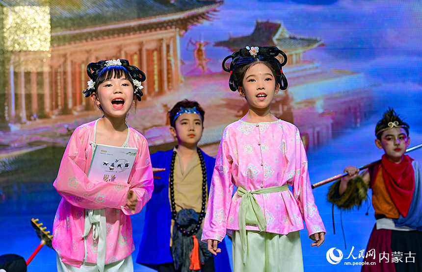 学生在美育节主题比赛中表演小品《西游新记》。王正摄