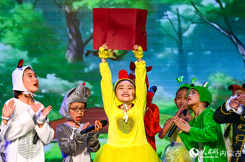 学生在美育节主题比赛中表演音乐剧《嘎嘎的飞翔》。王正摄