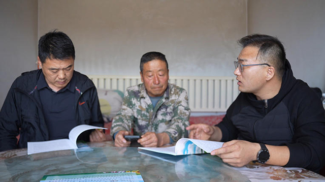 工作人员入户宣传禁牧休牧制度与草畜平衡政策。李浩摄