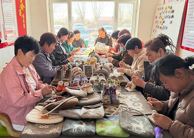 民們凝神專注忙手藝。曹寶力高攝