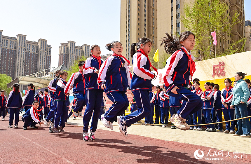呼和浩特市赛罕区腾飞路小学学生在大课间参加跳绳运动。王正摄